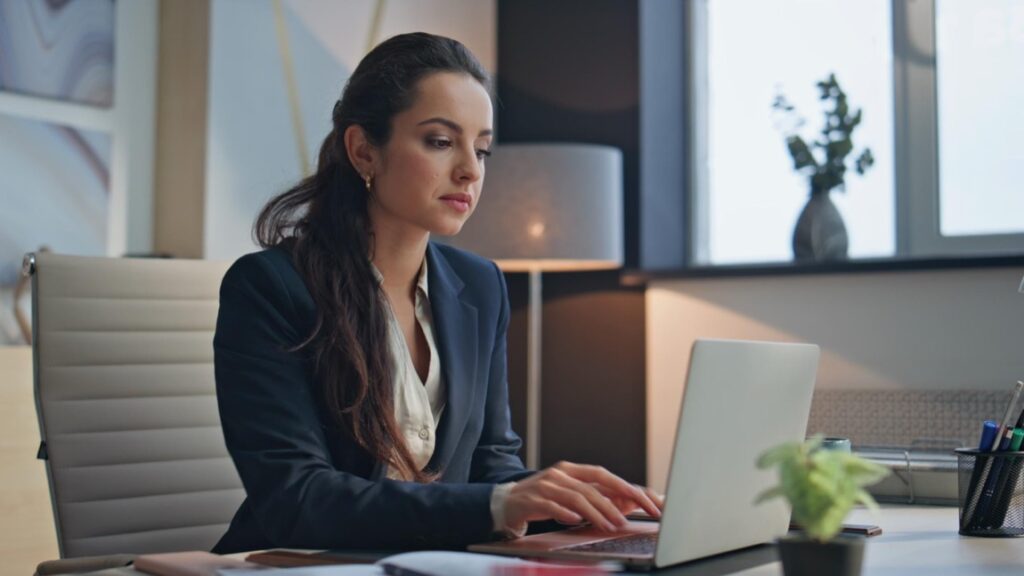 HP ProBook 440 G11 jest wyrazem nowoczesności, gdzie mobilność łączy się z wydajnością bez kompromisów