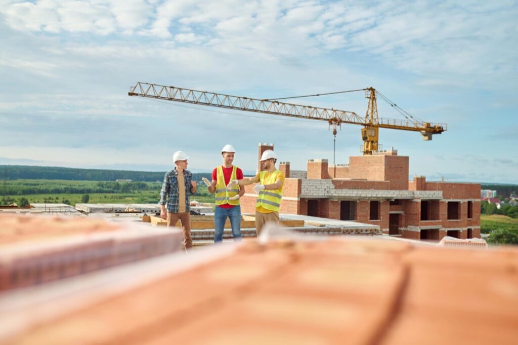 W ostatnich latach branża budowlana stanęła przed wieloma wyzwaniami, od nieprzewidywalnych warunków rynkowych po wzrost ryzyka związanego z katastrofami naturalnymi i wypadkami na placu budowy.